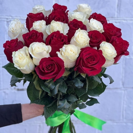Букет «Баланс» из красных и белых роз - купить с доставкой в по Высокому Колоку