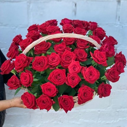 Корзинка "Моей королеве" из красных роз с доставкой в по Высокому Колоку