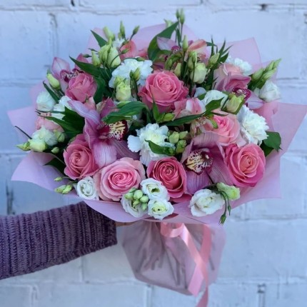 Букет из розовых роз и орхидей "Нежность" - доставка в по Высокому Колоку